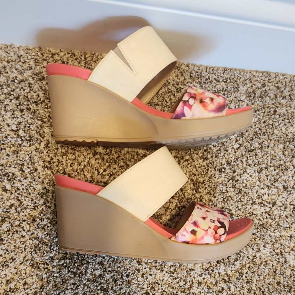 Crocs Women's Cream and Pink Sandals - EUC - Picture 4 of 6